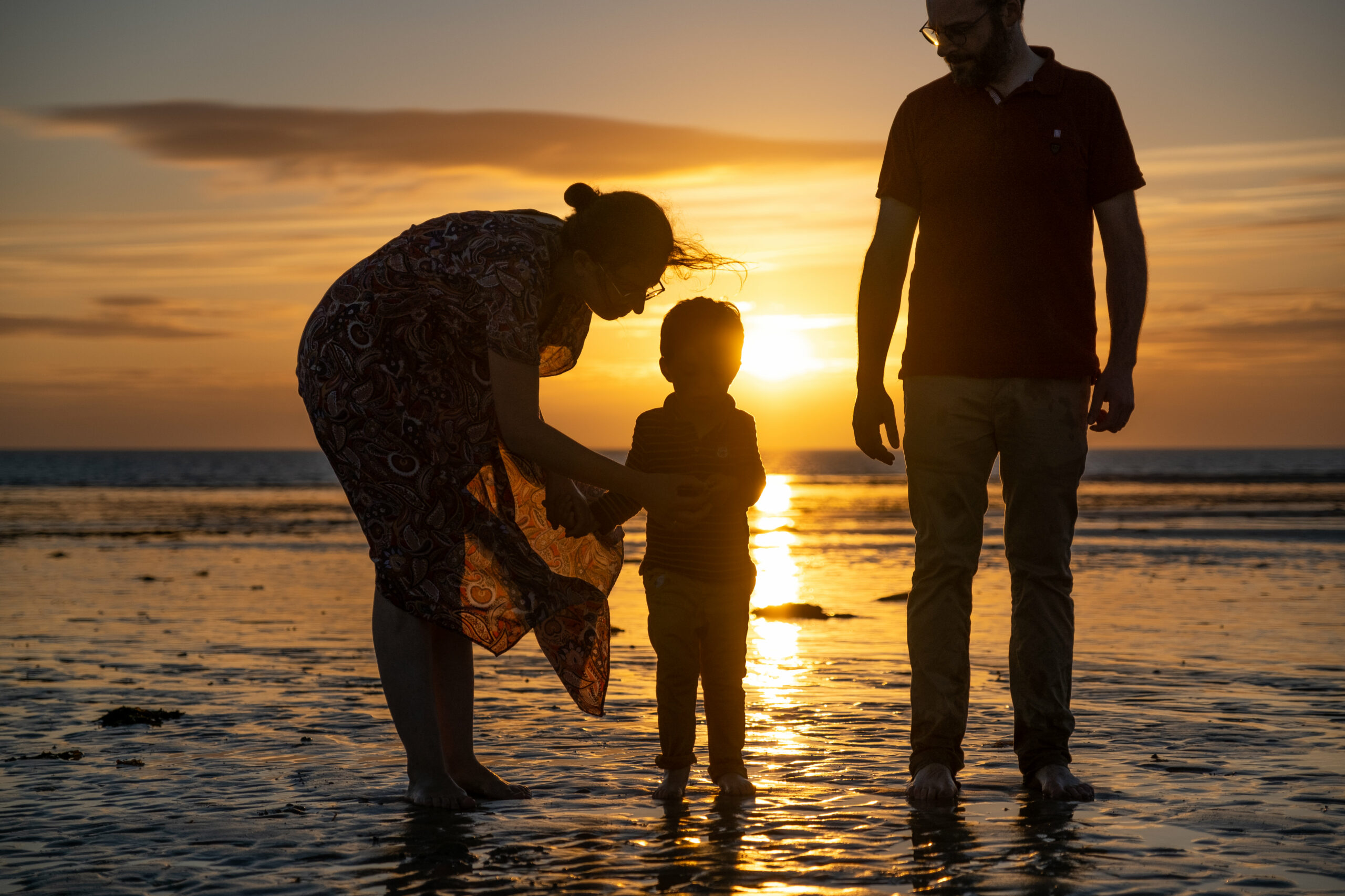 photographe famille manche normandie - audrey guyon - golden hour - famille à la plage